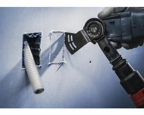 Outil multifonction coupant une ouverture dans un mur pour un tube vide