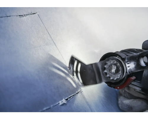 Outil oscillant coupant un matériau