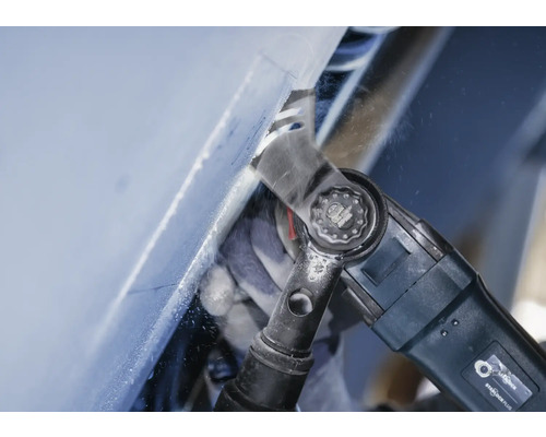 Outil multifonction coupant une pièce.