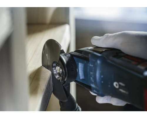 Multifunktionswerkzeug im Einsatz an einem Werkstück