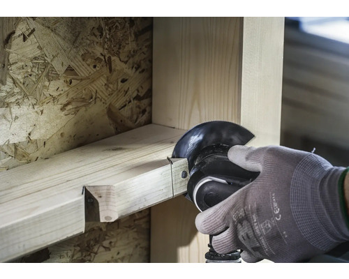 Multifunktionswerkzeug beim Schneiden eines Holzrahmens