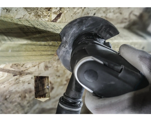 Oszillierendes Werkzeug mit Sägeblatt beim Schneiden von Holz. Bosch Logo