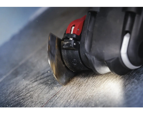 Outil oscillant en cours d''utilisation pour couper un matériau