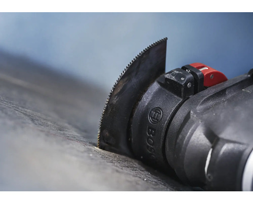 Outil multifonction oscillant avec lame de scie en utilisation