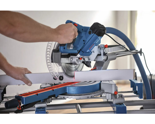 Une scie à onglet en cours d''utilisation pour couper une pièce.