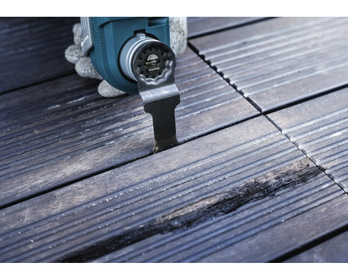 Outil multifonction en cours d''utilisation sur une terrasse en bois