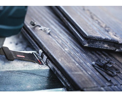 Lame de scie coupant un panneau en bois