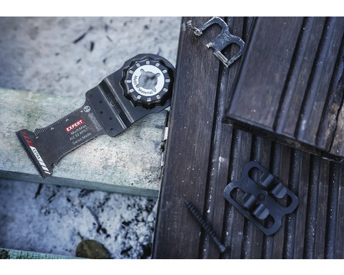 Lame de scie Bosch Expert MultiMax AIZ 32 APILT pour outils multifonctions avec accessoires sur plancher en bois