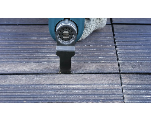 Outil électrique oscillant coupant un joint dans des lames de terrasse