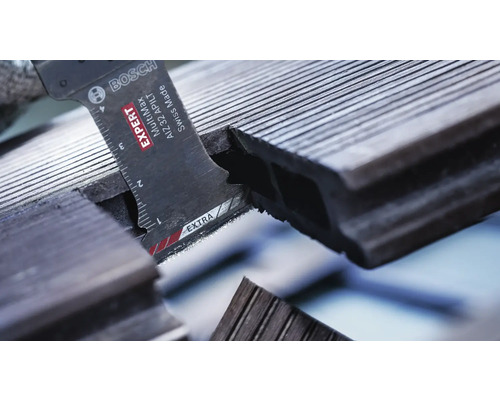 Découpe d''une lame de terrasse avec une scie Bosch