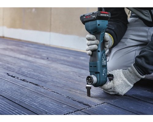 Outil multifonction à batterie en cours d''utilisation sur une surface en bois