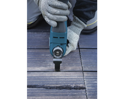 Outil multifonction oscillant coupant une planche