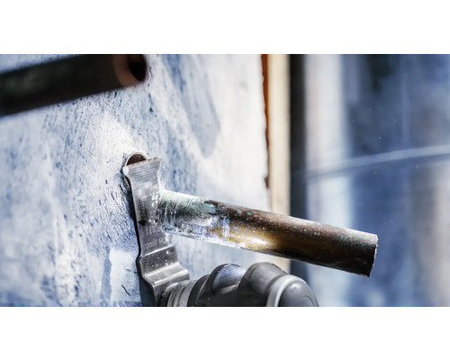 Tuyau coupé avec un outil multifonction