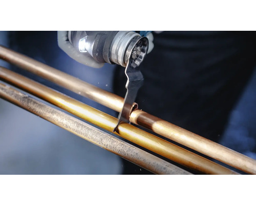 Outil multifonction coupant un tuyau de cuivre