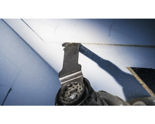 Outil électrique oscillant avec lame de scie en cours d''utilisation