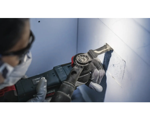 Outil multifonction en cours d''utilisation pour couper une surface