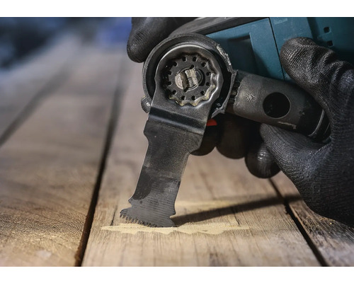 Outil multifonction en cours d''utilisation sur du bois