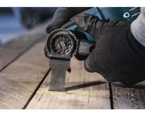 Outil multifonction en cours d''utilisation pour scier du bois