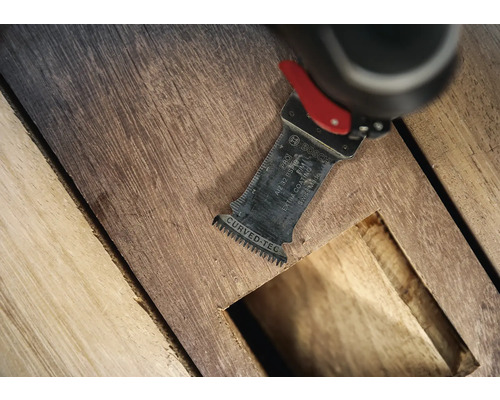 Logo Bosch. Outil multifonction avec lame de scie pour scier le bois