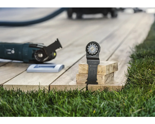 Scie oscillante avec lame sur bois