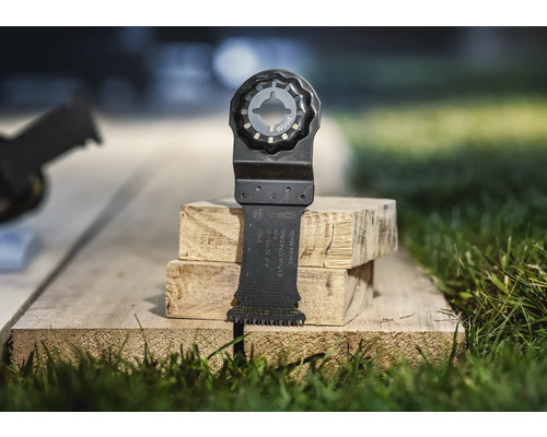 Lame de scie oscillante pour bois sur bloc de bois