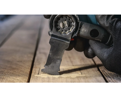 Outil multifonction oscillant en utilisation sur du bois