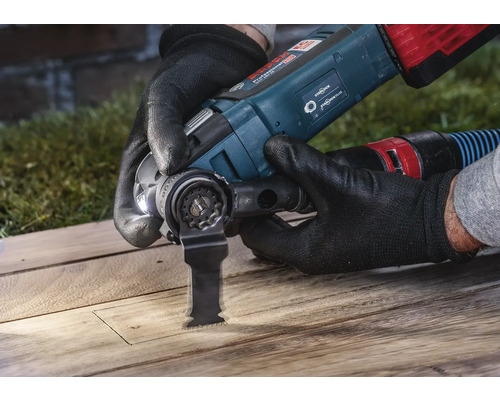 Outil multifonction en cours d''utilisation pour couper du bois