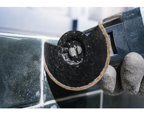 Fliesenschneider im Einsatz zum Schneiden von Fliesen