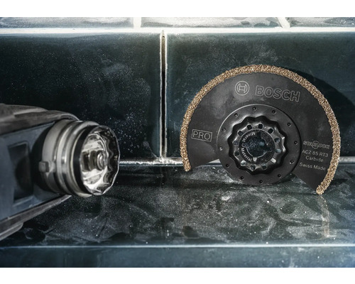 Oszillierendes Werkzeug mit Bosch Logo und Trennscheibe für Mineralwerkstoffe