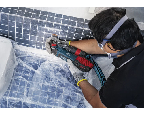 Rénovation de carrelage avec un outil multifonctionnel sur un mur