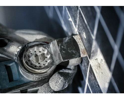 Outil multifonction en cours d''utilisation pour couper un treillis métallique