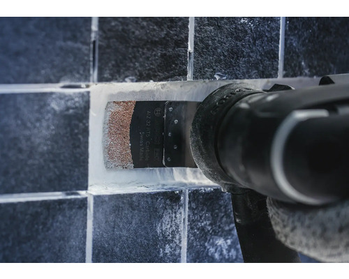 Outil multifonction avec le logo Bosch Pro en train d''enlever le joint de carrelage