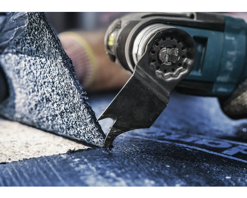 Nahaufnahme eines Multitools beim Schneiden von Dachpappe.