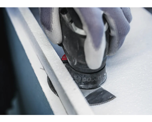 Nahaufnahme eines Multitools von Bosch beim Schneiden von Material