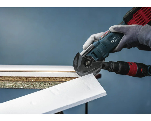 Multifunktionswerkzeug beim Schneiden von Material