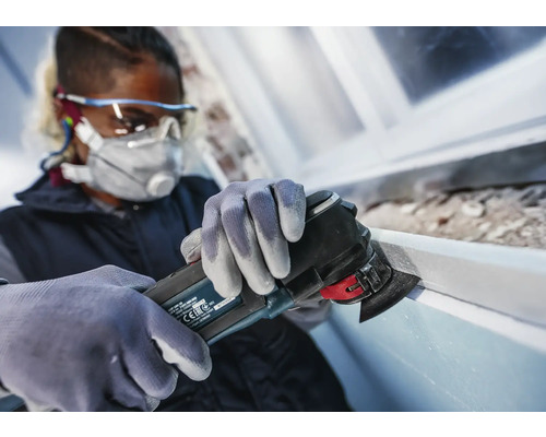 Oszillierendes Elektrowerkzeug im Einsatz bei Renovierungsarbeiten