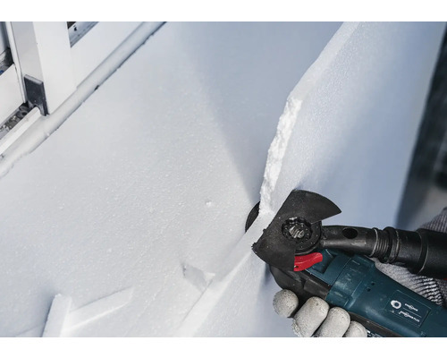 Mehrzweckwerkzeug schneidet Dämmplatte aus Polystyrol