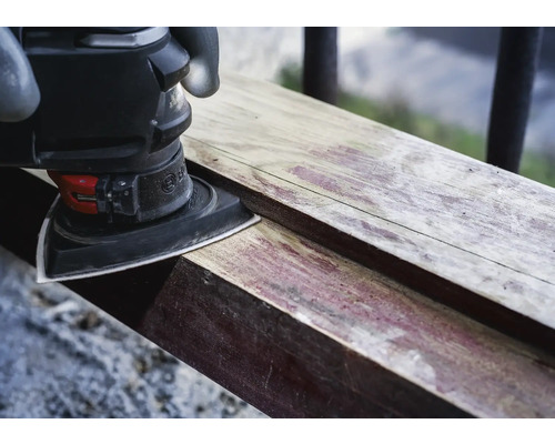 Ponceuse triangulaire ponçant une pièce de bois