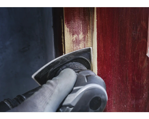 Ponceuse delta ponçant un cadre en bois