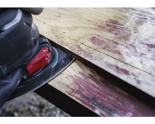 Une ponceuse en train de poncer du bois.