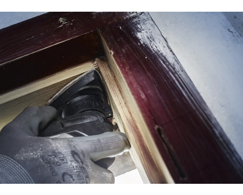 Outil multifonction en cours d''utilisation sur un cadre en bois