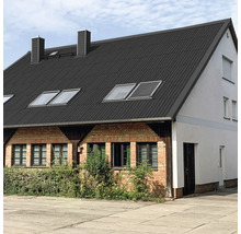 Haus mit Trapezblechdach und Dachfenstern