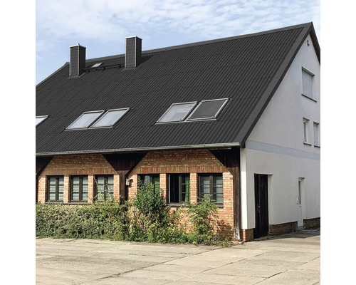 Haus mit Trapezblechdach und Dachfenstern