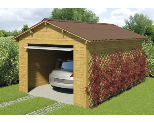 Holzgarage mit Auto und Kletterpflanzen im Garten