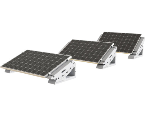 Drei Solarmodule mit Montageständern für die Solarinstallation