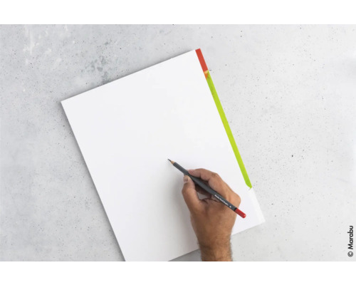 Ein Blatt Papier wird mit einem Bleistift bemalt.