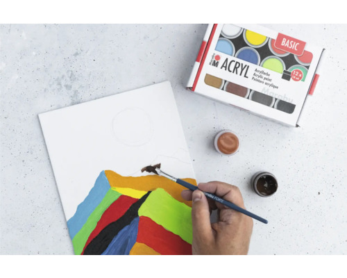 Acrylmalerei mit Pinsel, Leinwand und Farbkasten