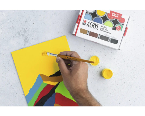 Acrylfarben Set mit Pinsel beim Malen auf gelber Leinwand