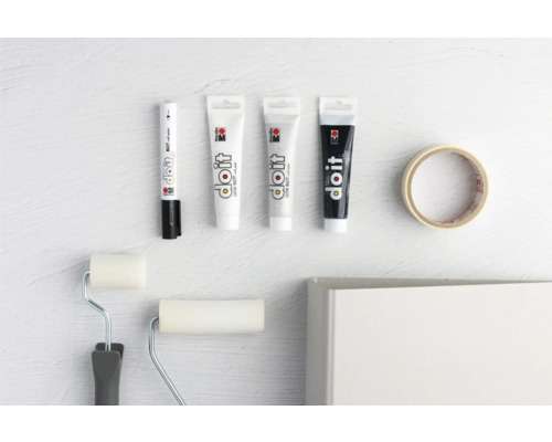 Feutres de peinture, tubes de peinture, rouleaux de peinture et ruban de masquage sur fond clair