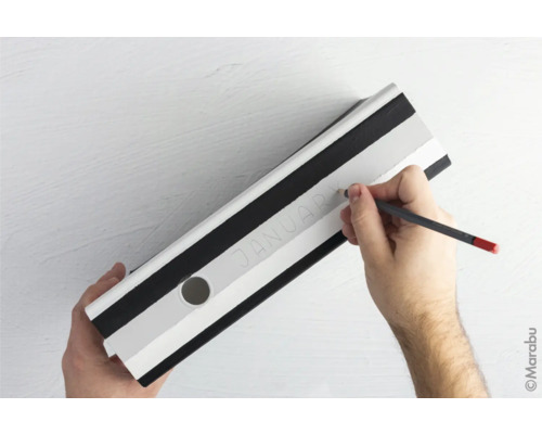 Un classeur de bureau à rayures est étiqueté avec un crayon.